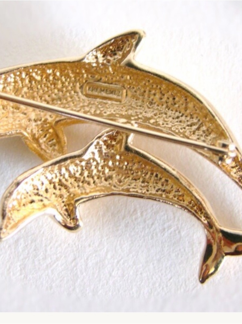 Vintage Krementz mother and baby dolphins gold brooch with rhinestone eyes - Picture 5 of 6